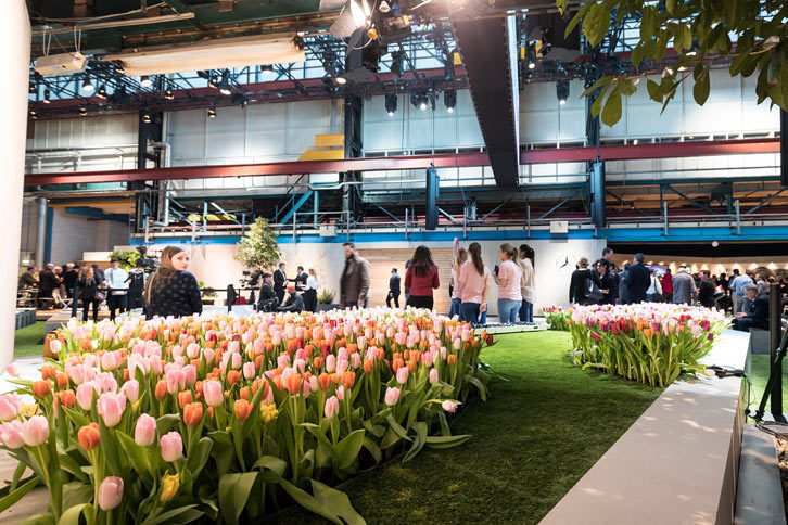 会場にはオランダらしくチューリップの花畑も用意された。本来は3月末から5月にかけてが満開の季節というが、温室栽培も盛んで、年中見ることができる。
