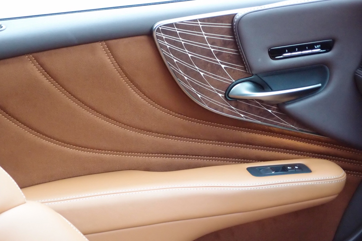 LS500h“エグゼクティブ”（フロントドアトリム）