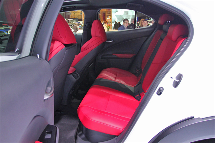 レクサスUX（リアシート）