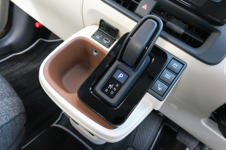 トヨタ・シエンタ ハイブリッドZ E-Four 5人乗り（シフトセレクター＆センターコンソール）