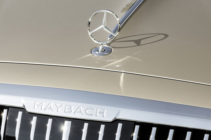 フロントグリルには“MAYBACH”のロゴが備わっている。