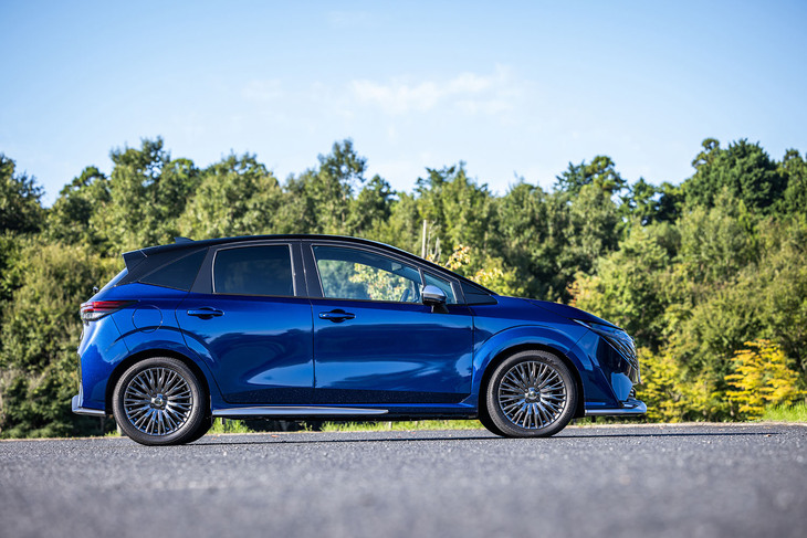 「ノート オーラAUTECH」のボディーサイズは全長×全幅×全高＝4085×1735×1525mm、ホイールベースは2580mm。全長はベースとなった「ノート オーラ」よりも40mm長い設定だ。車両重量は1270kgと発表されている。