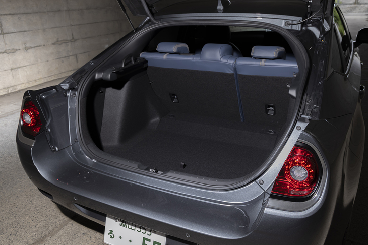 リアはご覧のとおりのハッチバックで巻き取り式のトノカバーも備わっている。こうして見るとボディーがいかに延長されているかがよく分かる。