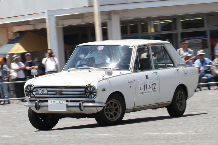 新車以来の「足立5」のシングルナンバーの付いた未再生車である「ダットサン・サニー1000」（B10）。今回が親子での初対決だったが、19歳の息子がクラシックカーレースのベテラン選手である父に勝った。