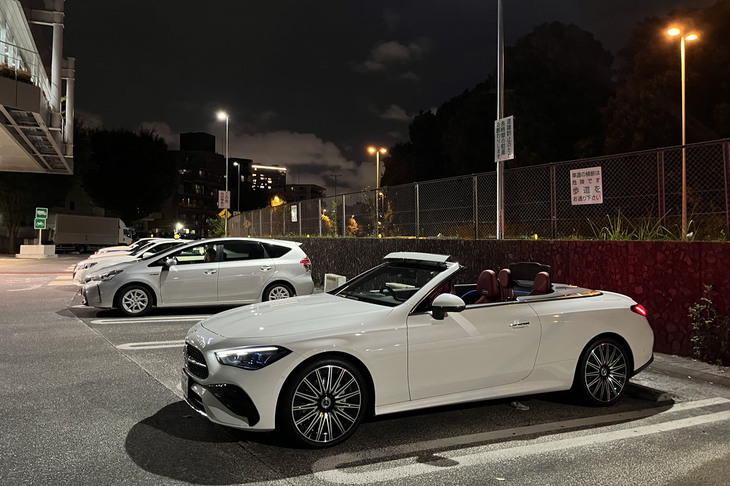 「CLE200カブリオレ スポーツ」のボディーサイズは全長×全幅×全高＝4850×1860×1425mmで、ホイールベースは2865mm。車両本体価格は1000万円を切る、936万円という設定だ。