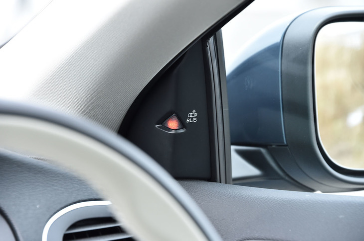 死角にいる他車両の存在をドライバーに伝える「BLIS（ブランドスポットインフォメーションシステム）」のランプ。ドアミラー付け根の車内側にレイアウトされている。