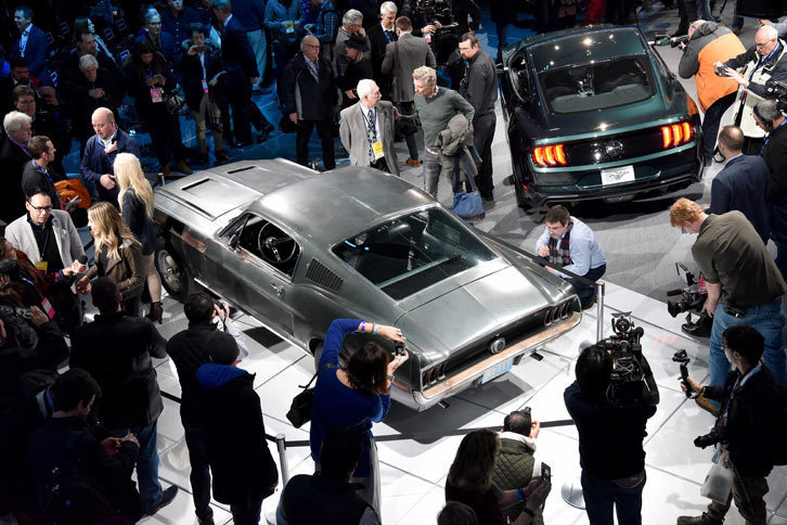 北米国際自動車ショーのステージにて、最新の「マスタング ブリット」とともに“取材”に応じる、劇中車の1968年型「マスタング」。