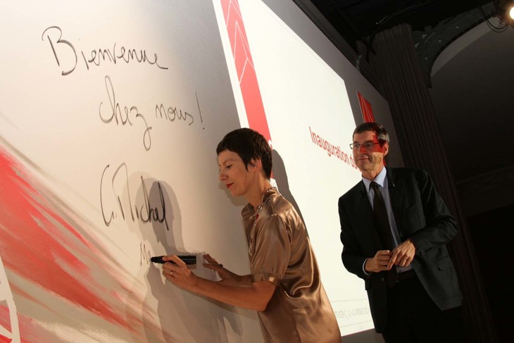 2007年9月、C42ビル公開セレモニーの日。設計者であるマヌエル・ゴートラン氏（写真左）と、シトロエンブランドのトップを務めていたジル・ミシェル氏（同右。当時）が「私たちの家へようこそ」の文字とともにサインをする。