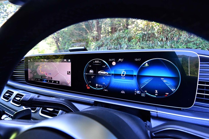 ドライバーの前方には、12.3インチのメーターパネルとインフォテインメントシステム用のディスプレイが並ぶ。前者には、オーソドックスな速度計やエンジン回転計のほか、写真のように車体の傾斜角や運転支援システムの作動情報なども表示できる。