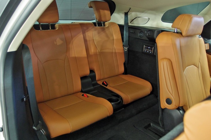 3列目のシートについては、従来の位置（写真左）よりも広いスペースが得られる新ポジション（同右）も選択できるようになった。