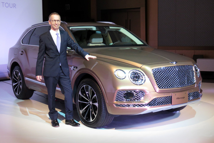 「ベントレー・ベンテイガ」とベントレー モーターズ ジャパン代表のティム・マッキンレイ氏。