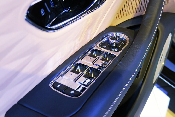 ベントレー・フライングスパー ハイブリッド（フロントドアコンソール）