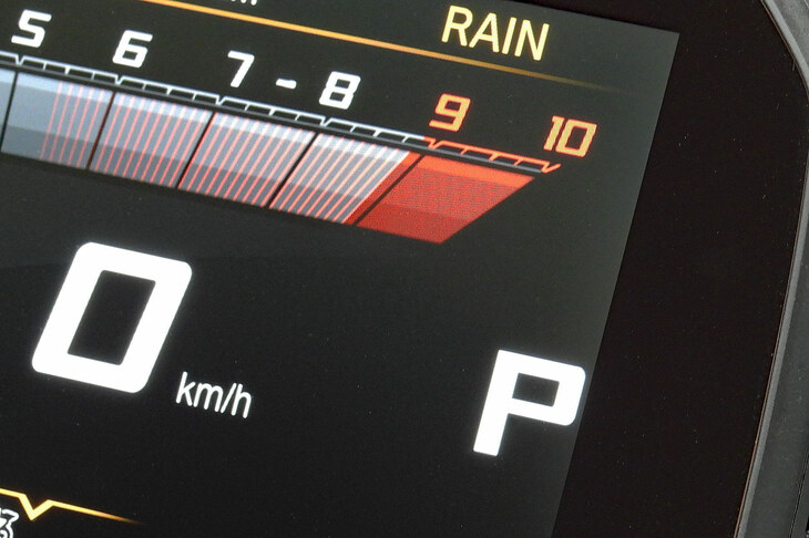 「ASA」は「N（ニュートラル）」に加え、1速の下のギアポジションに「P」レンジが備わるのが特徴。停車してイグニッションを切ると、自動でPレンジに入り、バイクが動いてしまうのを防ぐ。（写真：webCG）