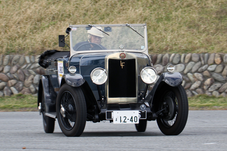 Kクラスで車齡90年となる1928年「リー・フランシスPタイプ」を駆るのは、往年のマカオグランプリに出場経験もあるSHCC顧問の太田 朗さん。なんとクルマと同じ御年90歳（！）というリビングレジェンドである。
