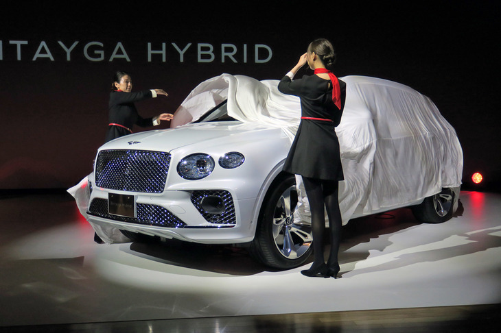 アンベールされる「ベントレー・ベンテイガ ハイブリッド」。