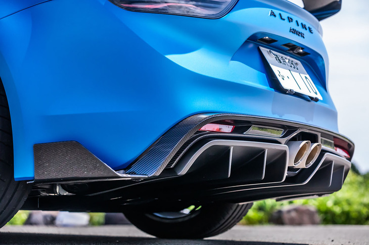 左右にサイドフラップが備わる大型のリアディフューザーは「A110 R」の専用アイテム。ダウンフォースを大幅に増加させ、乱気流を低減する働きがあるという。