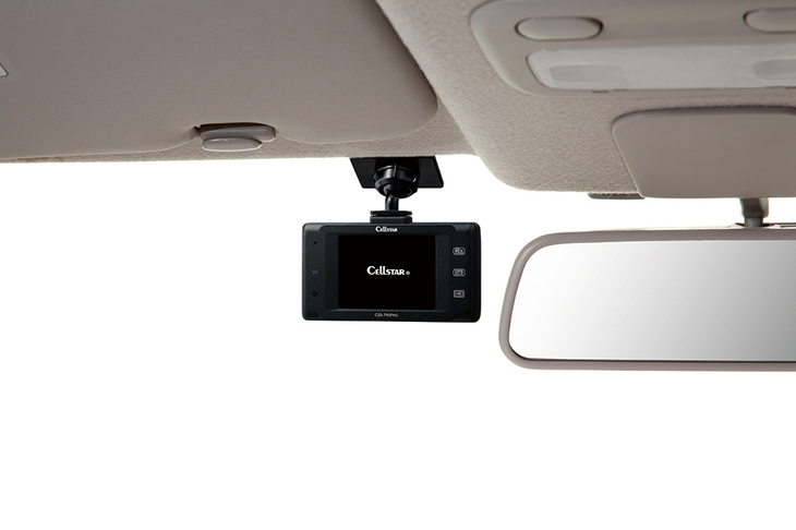 CSD-790FHGの取り付け例。リアビューミラーの陰に取り付ければドライバーの視界の邪魔になることはない。