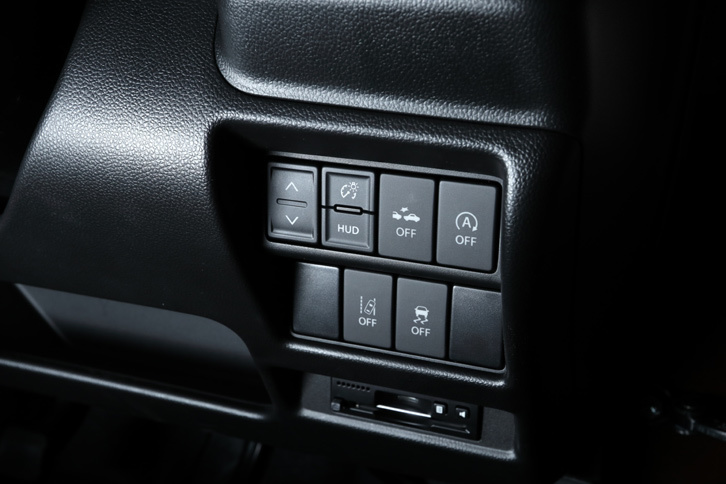 ダッシュボードの右端に備えられた、運転支援システムなどの操作スイッチ。「スティングレー」では、赤外線レーザーと単眼カメラをセンサーに用いた「デュアルセンサーブレーキサポート」が、「ハイブリッドX」「ハイブリッドT」に標準装備、「L」にオプション設定される。