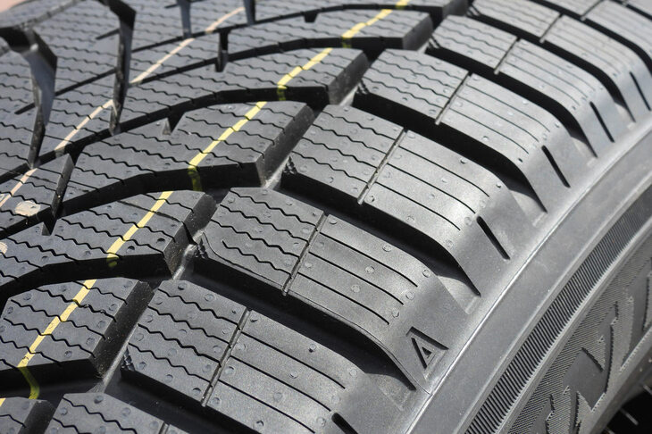 テストコースではやや剛性が不足して感じられた「シンクロウェザー」だが、技術的にはサイプが多くても剛性を確保するための工夫がなされている。サイド側にいくにつれて、サイプの量を減らしたり、溝を浅くしたり、はたまたサイプのデザイン自体を変えたりして、ショルダー部のブロック剛性の低下を抑えているのだ。