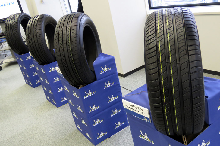 発表会場に展示されていた「プライマシー」シリーズの歴代製品。左奥から、第1世代の「パイロットプライマシー」、第2世代の「プライマシーHP」と「プライマシーLC」、第3世代の「プライマシー3」。