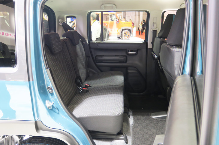 詳細な寸法はわからないが、後席の足元に十分なスペースが確保されているのは間違いない。