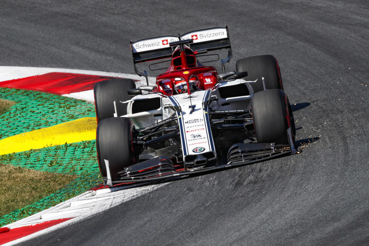 今年からザウバー改め「アルファ・ロメオ」となったスイス系チームは、過去8戦で19点を獲得。コンストラクターズランキング6位のレーシングポイントから9位のハースまでたった3点しかない中団チーム勢の中で7位につけていた。オーストリアGPでは、今季2回目となる2台そろってのQ3進出を果たし、リードドライバーのライコネン（写真）6番グリッド、まだポイントがないアントニオ・ジョビナッツィ7番グリッドと好位置を獲得。レースでもライコネン9位、ジョビナッツィ10位とダブルでポイントを集め、22点でコンストラクターズランキング6位に上昇した。（Photo=Alfa Romeo）