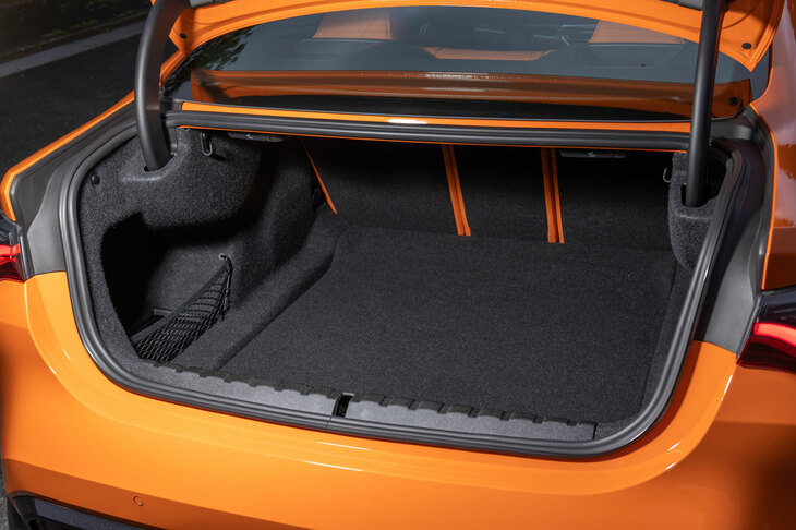 第一級のスポーツカーに比肩するパフォーマンスを備えながら、適度な“日常性”も持ち合わせている「M4」。乗車定員は4人で、トランクルームには440リッターの容量を確保している。