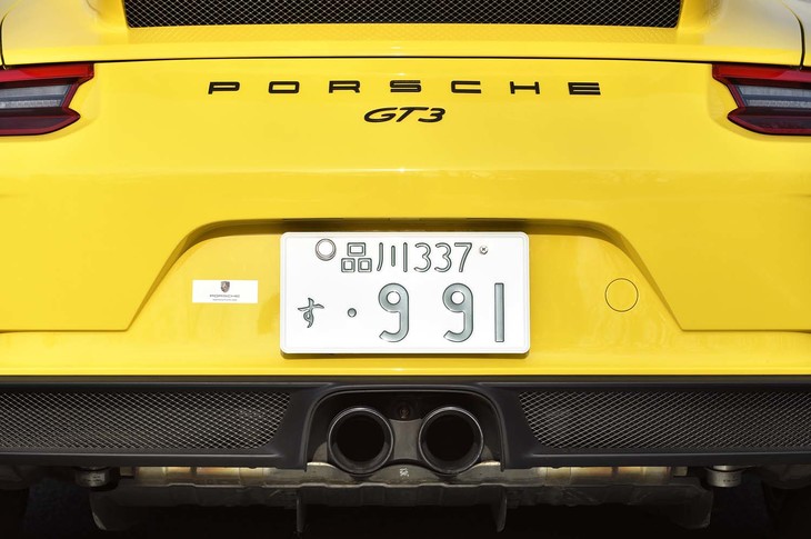 マフラーはセンター2本出しレイアウトを採用。リアエプロン部分には、ポリウレタンなどの軽量素材が用いられており、従来型よりも20％の軽量化を実現している。