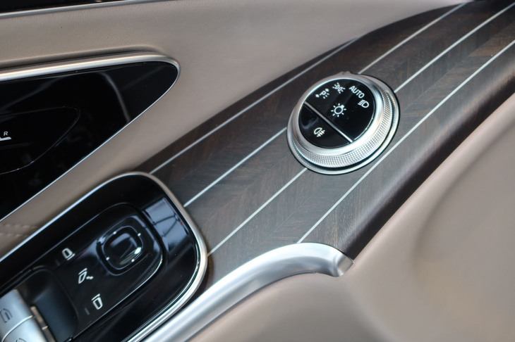 メルセデス・マイバッハS680エディションノーザンライツ（運転席側ドアインナーパネル）