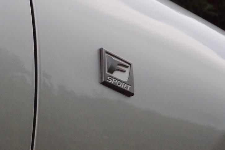 LS500“Fスポーツ”（フェンダー部分のエンブレム）