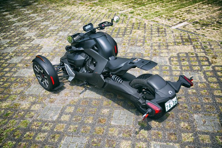 「ライカー」の車両重量は270～285kg。軽いものでも400kgを超える「スパイダー」シリーズのモデルより、はるかに軽量にできている。