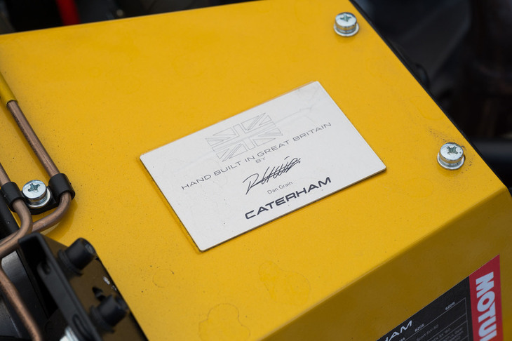 エンジンルームに貼られた、職人のサインが書かれたパネル。この車両はダン・グレイン氏が組み立てたようだ。