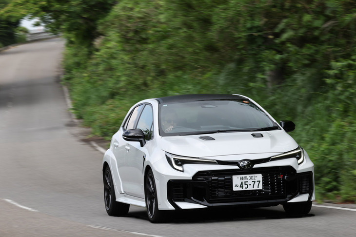 リアホイールハウス間や床下トンネル、燃料タンク前の床下など計4カ所にブレースを追加。強化されたシャシーが、ハードなスポーツ走行を支える。