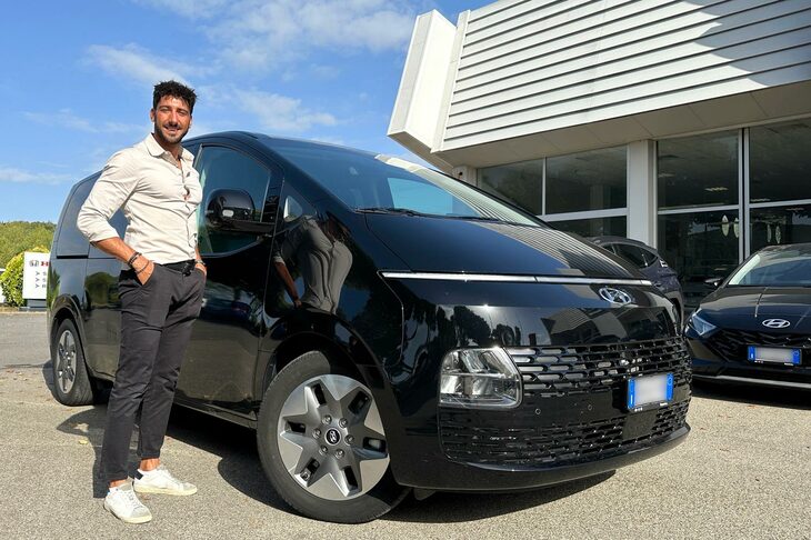 「スーペルアウト」は、1990年代からシエナでヒョンデを取り扱う地域ディーラー。セールス担当のマッティア・ラッザリ氏（写真）は、「『スターリア』に関心をもつお客さまは、観光ハイヤーの個人ドライバー、もしくは大家族の方です」と語る。