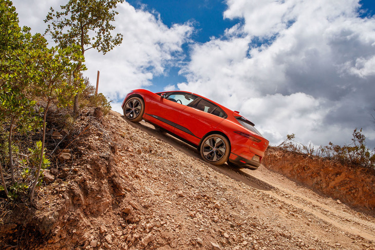 未舗装の登坂路を行く「Iペース」。前後のトルク配分は、走行状態により0：100から100：0の間で行われる。