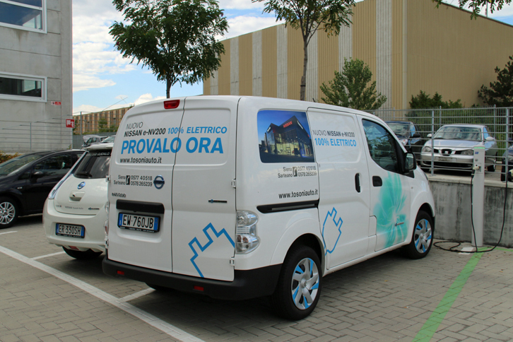 これは、シエナの日産ディーラー、トゾーニ・アウトによる「e-NV200」のデモカー。