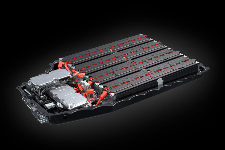 「NX450h＋」に搭載される容量18.1kWhの駆動用バッテリー。EVモードにおける走行可能距離は最大88kmとされているが、仕様によっては（ホイールが18インチで車重が1990kgの場合）92kmとなる。（ともに国土交通省審査値）