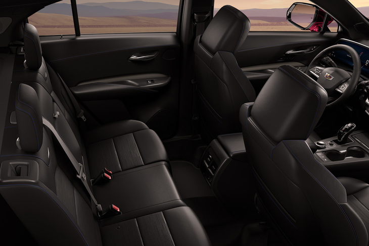 「キャデラックXT4」のインテリア。リアルカーボンを採用したドアトリムなどで高級感と本物感を演出している。