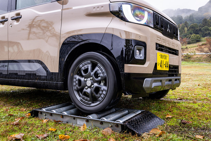 各ドライブモードの走行特性を確認するために、左右で滑りやすさが異なる路面からの脱出を想定したテストを行った。今回の状況下において、「NORMAL」モードでは微妙なアクセル操作が求められたが、「GRAVEL」モードでは多少雑にアクセルを踏んでも素早く発進することができた。