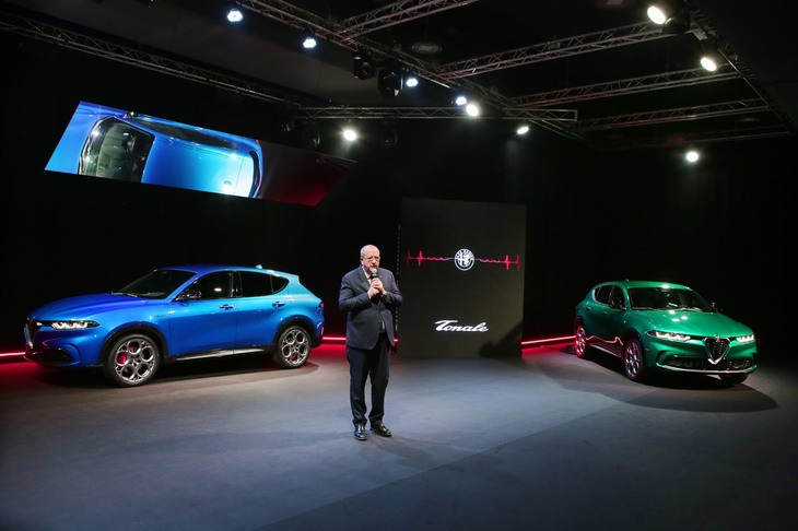 「トナーレ」を紹介する、アルファ・ロメオのジャン＝フィリップ・アンパラトCEO。かつてオートモビル・プジョーのCEOを務めていた人物だ。