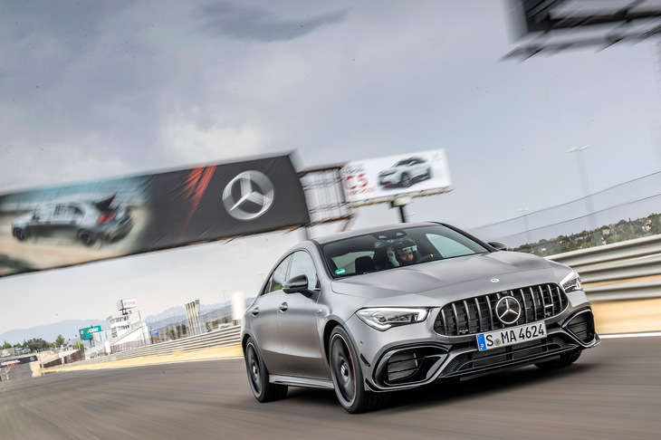 0-100km/h加速のタイムは「A45 S」が3.9秒、「CLA45 S」が4.0秒。最高速は、ともにリミッターで270km/hに抑えられている。