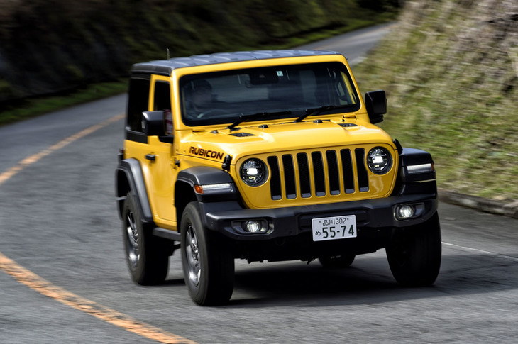 「ラングラー ルビコン」の四輪駆動システムは「ロックトラックフルタイム4×4」で、「2H」「4Hオート」「4Hパートタイム」「4L」の走行モードを手動切り替えできる。