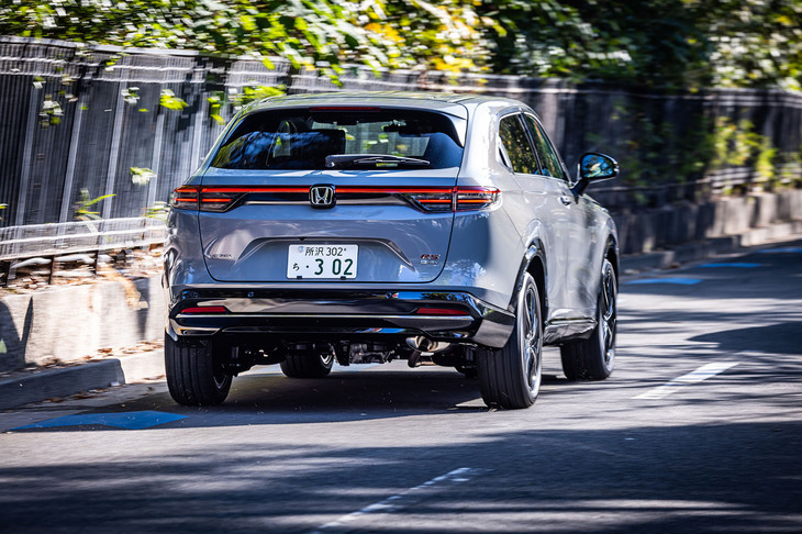 ローダウンサスペンションや専用のパワステ制御が採用された「ヴェゼルe：HEV RS」。ベースとなった「Z」グレードに対してRSグレードはステアリングがより正確で俊敏、そしてムダな動きが明らかに少ないスポーティーなテイストが感じられた。