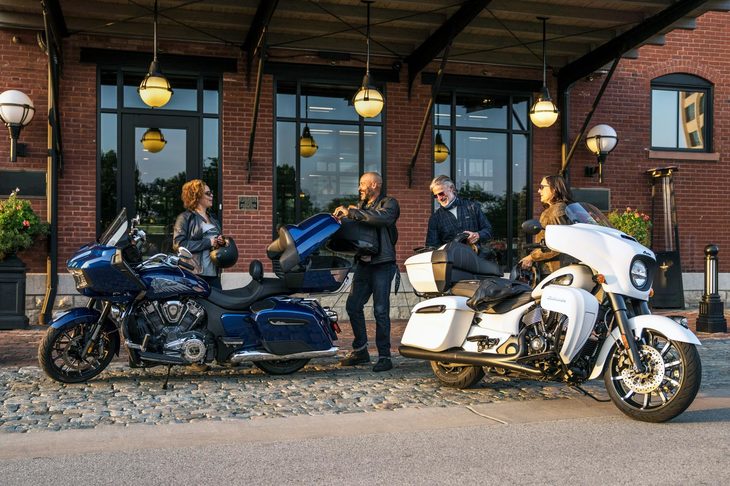 伝統的なアメリカンクルーザーの意匠を今日に受け継ぐ「ロードマスター」（右）と、革新性を追求した「チャレンジャー」（左）。写真のチャレンジャーはトップケースを備え、バガーとはいささか異なる趣となっているが、そのスタイリングに破綻はみられない。