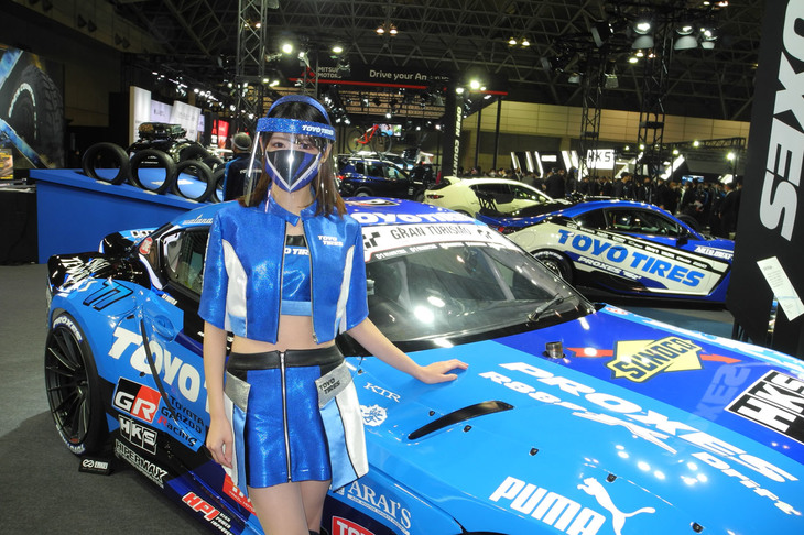 コロナ禍が続くなかで開催されたイベントとあって、例年よりもコンパニオンの数は減少。ブースで見かけても、可能な限りの感染防止対策が行われているように感じられた。写真はトーヨータイヤブースにて撮影。