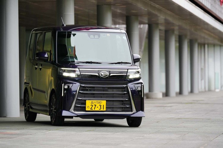 まずは「タント カスタム」を紹介。従来型に対するユーザーからの「ちょっとおとなしいね」の声に応えてフロントまわりが新しくなった。