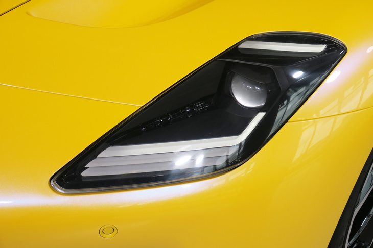 マセラティMC20（ヘッドランプ）