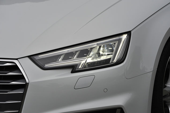 自動で配光や光量を調整する「マトリクスLEDヘッドライト」は、「バーチャルコックピット」やLEDリアコンビライトなどとのセットオプションという扱い。