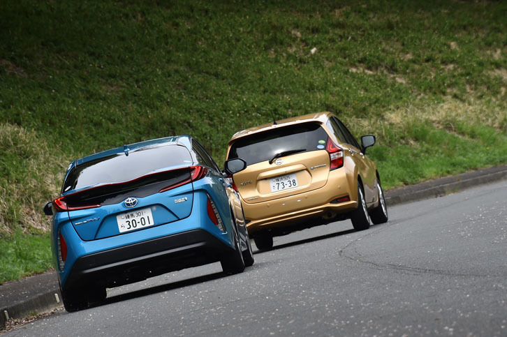 「プリウスPHV S“ナビパッケージ”」（写真左）と「ノートe-POWER メダリスト」（同右）。今回は、高速道路からワインディングロードまで走らせ、各車の特徴を確かめた。