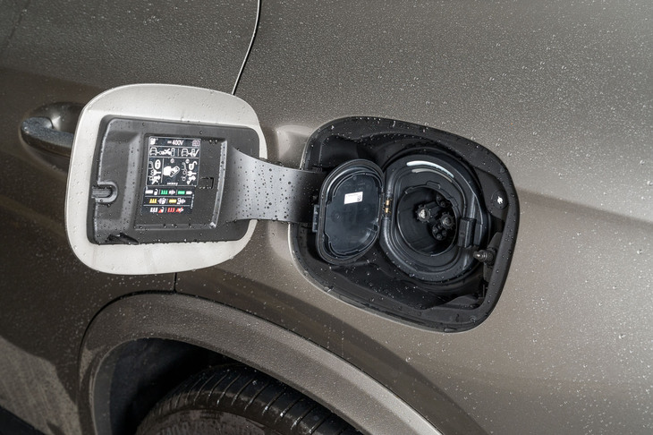 急速充電に対応したのも新型の特徴。車両側の受け入れ出力は20kWまで。